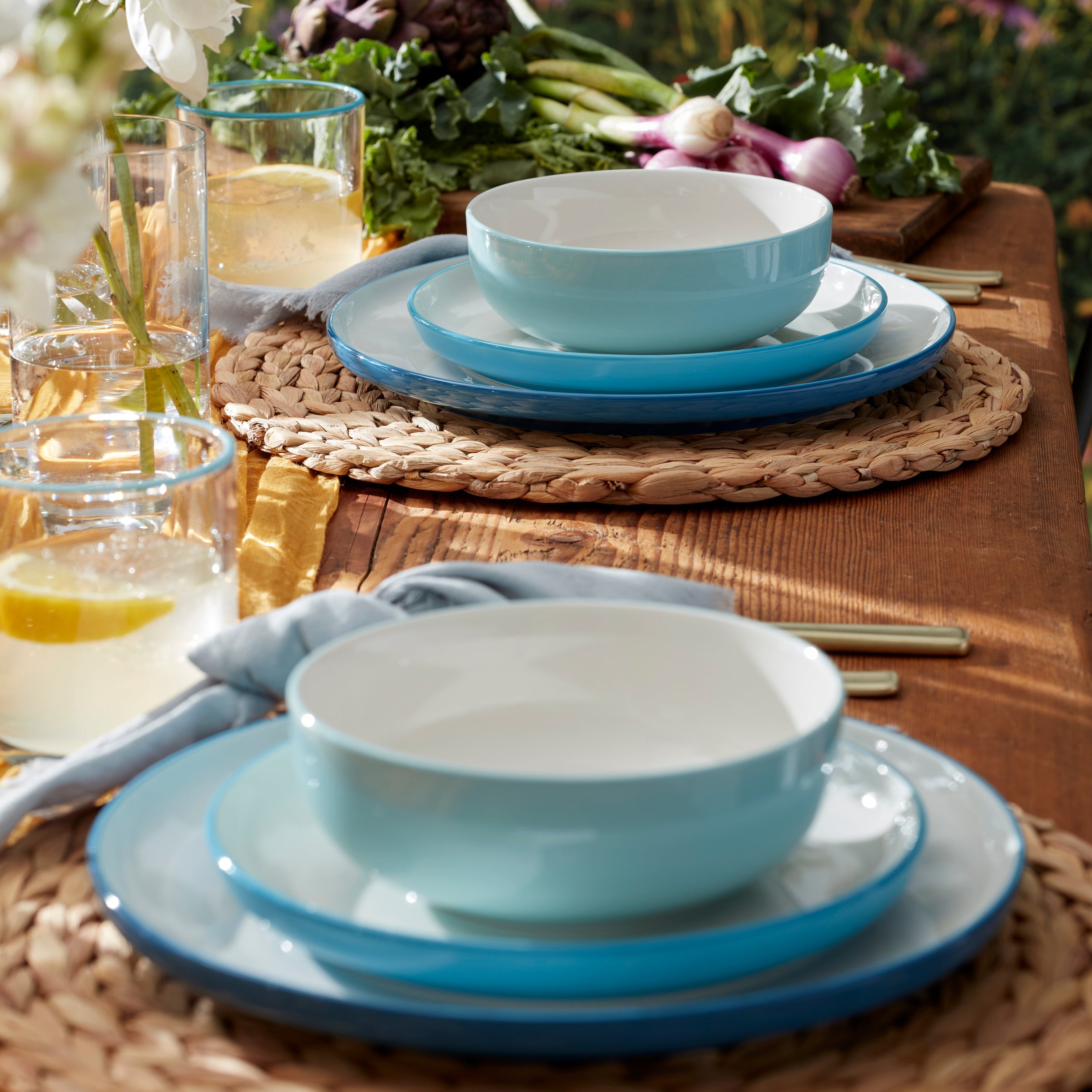 Creative table setting ideas and colorful details